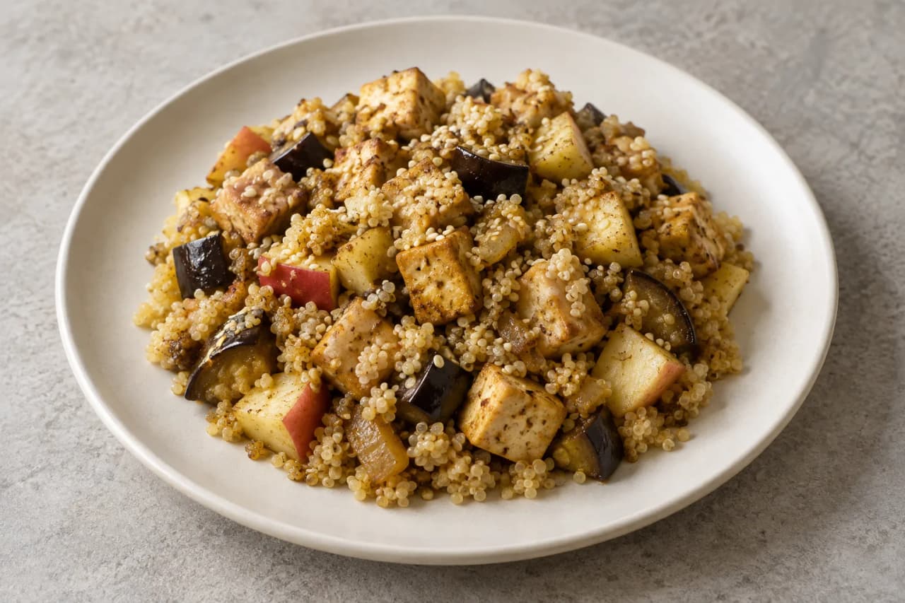 Orientalische Quinoa mit Tofu, Apfel und Aubergine, angerichtet